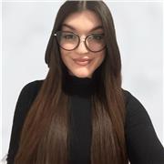 Maestra titulada en educación primaria especializada en artes y humanidades imparte clases de enseñanza de la lengua española